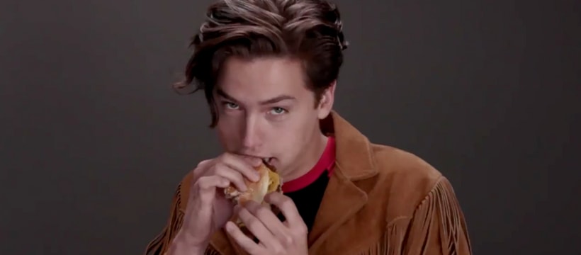garcon-burger un garçon mange un burger