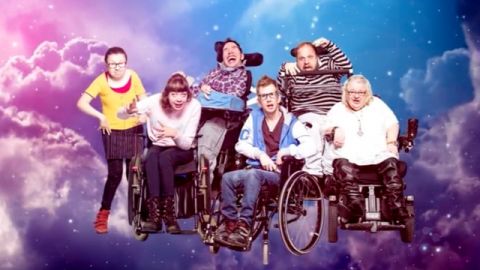 pub avec des personnes handicapées