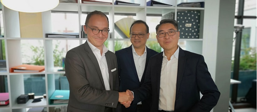 Huawei et l'Opéra National de Paris annoncent la création de l'Académie Digitale trois hommes en costume discutent