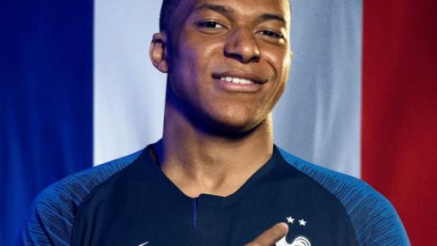 Kylian Mbappé avec son maillot à deux étoiles