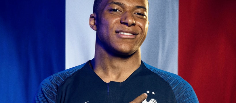 La France est championne du monde ! Kylian Mbappé avec son maillot à deux étoiles