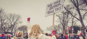 Une femme qui manifeste dans la rue
