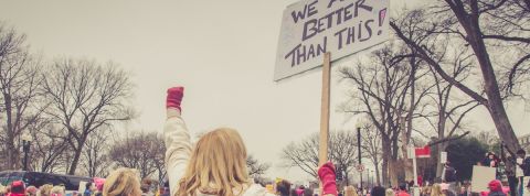 L'activisme à l'ère des réseaux sociaux Une femme qui manifeste dans la rue