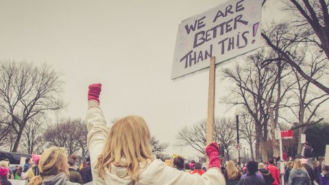 Une femme qui manifeste dans la rue