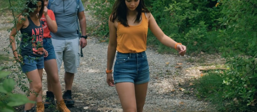 onTracks lève 1 millions d'euros pour développer sa montre connectée une femme brune qui se balade dans la fôret