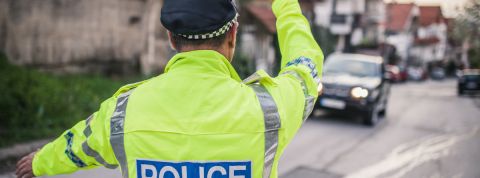 Le futur de la mobilité doit se faire avec les villes policier de dos qui fait la circulation