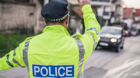 policier de dos qui fait la circulation