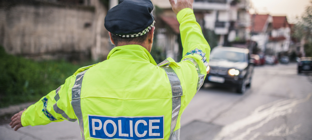 Le futur de la mobilité doit se faire avec les villes policier de dos qui fait la circulation