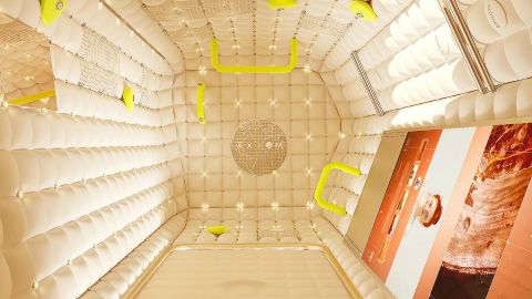 premier hotel dans lespace