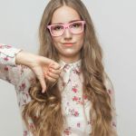 Une femme blonde avec le pouce vers le bas