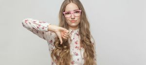 Une femme blonde avec le pouce vers le bas