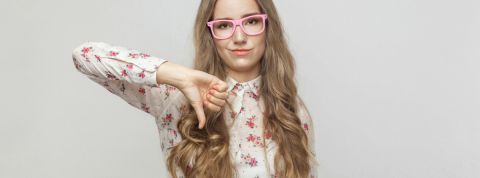 Les Internautes détestent la publicité Une femme blonde avec le pouce vers le bas