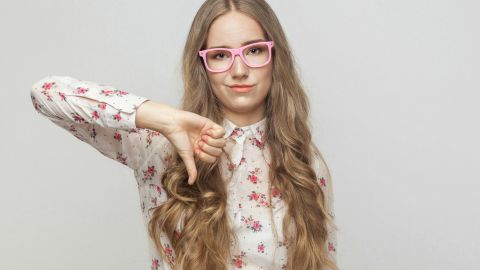 Une femme blonde avec le pouce vers le bas