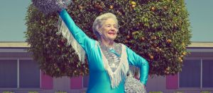 Une vieille dame en tenue de pop-pom girl