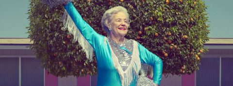 Quelles opportunités pour les marques sur le marché des seniors ?  Une vieille dame en tenue de pop-pom girl