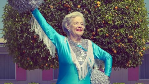 Une vieille dame en tenue de pop-pom girl