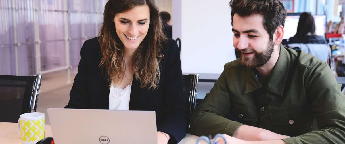 La startup Daco et le cabinet PerclersParis annoncent un partenariat Une femme et un homme au bureau