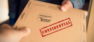 Deux hommes s'échangeant une enveloppe Amazon estampillée "Confidential"