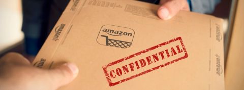 Amazon enquête sur des employés qui auraient vendu des informations confidentielles Deux hommes s'échangeant une enveloppe Amazon estampillée - Confidential -