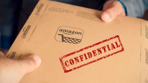 Deux hommes s'échangeant une enveloppe Amazon estampillée  - Confidential - 
