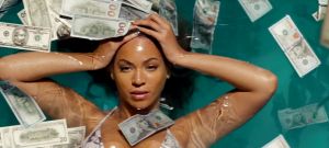 Beyoncé en train de se baigner dans une piscine avec des billets