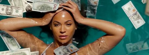Les femmes seraient plus riches que les hommes selon Internet Beyoncé en train de se baigner dans une piscine avec des billets