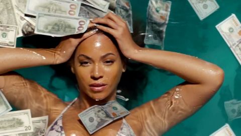 Les femmes seraient plus riches que les hommes selon Internet Beyoncé en train de se baigner dans une piscine avec des billets