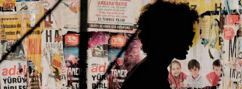 Fake news : et si les marques devenaient responsables ? une ombre devant un mur d'affiches