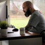 un homme en fauteuil roulant devant un ordinateur