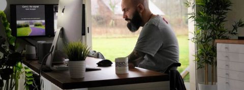 Max Fievet, blogueur, tétraplégique et adepte de domotique un homme en fauteuil roulant devant un ordinateur