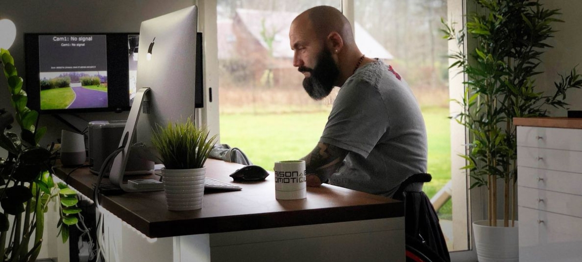 Max Fievet, blogueur, tétraplégique et adepte de domotique un homme en fauteuil roulant devant un ordinateur