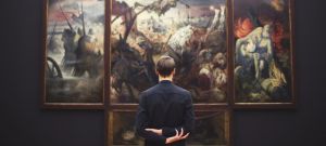 Homme devant un tableau