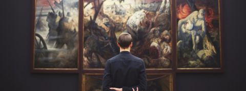 Les Ateliers du Regard Homme devant un tableau