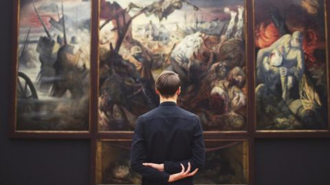 Homme devant un tableau