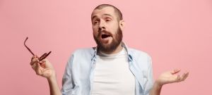 homme qui baille sur fond coloré