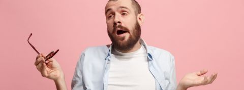 Marre de bailler au bureau ? Des drones vous livrent votre café pronto homme qui baille sur fond coloré