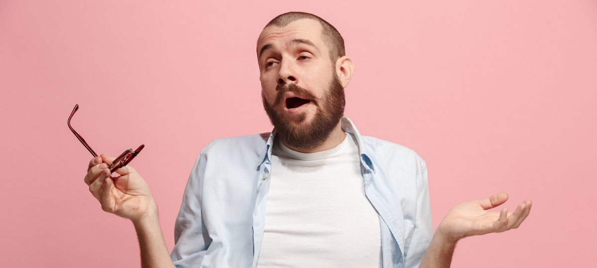 homme qui baille sur fond coloré