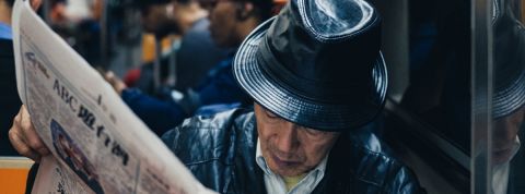 Pourquoi la rubrique The Long Read du Guardian cartonne un homme lit le journal dans les transports