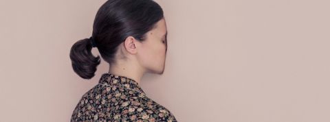 Le silence fait du bruit ! Ou pourquoi vous devriez la mettre en veilleuse une fille visage contre le mur