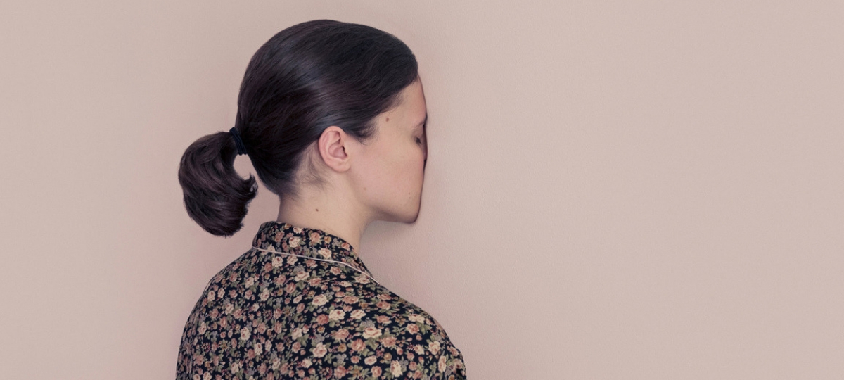 Le silence fait du bruit ! Ou pourquoi vous devriez la mettre en veilleuse une fille visage contre le mur