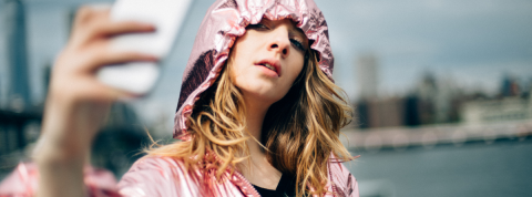 influenceuse prenant un selfie sous la pluie influenceuse prenant un selfie sous la pluie