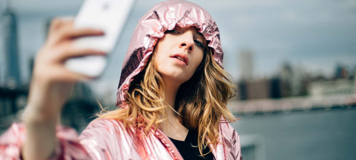 influenceuse prenant un selfie sous la pluie influenceuse prenant un selfie sous la pluie
