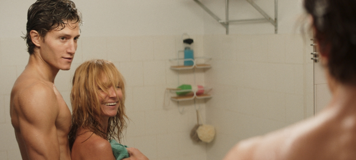 Scene de salle de bain MILF