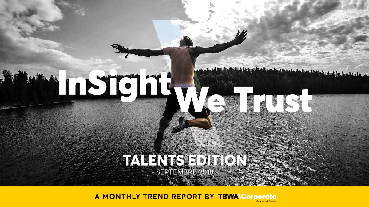 Un homme sautant dans un lac