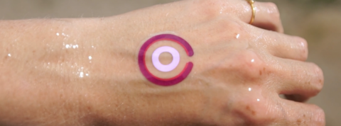 Les tatouage intelligents LogicInk Une main avec un tatouage violet dessus.