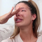 Une femme pleure des larmes de crocodile