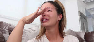 Une femme pleure des larmes de crocodile