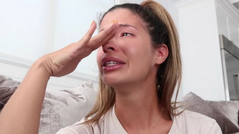 Une femme pleure des larmes de crocodile