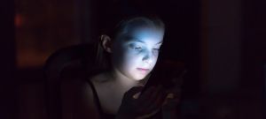 Un enfant sur son smartphone