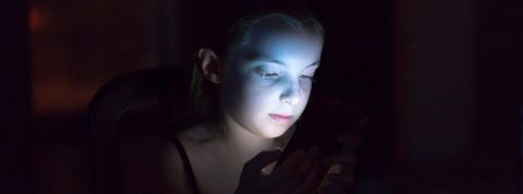 addiction smartphone Un enfant sur son smartphone